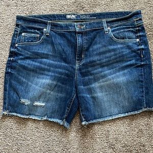 Mossimo Denim. Boyfriend shorts. Size 18.